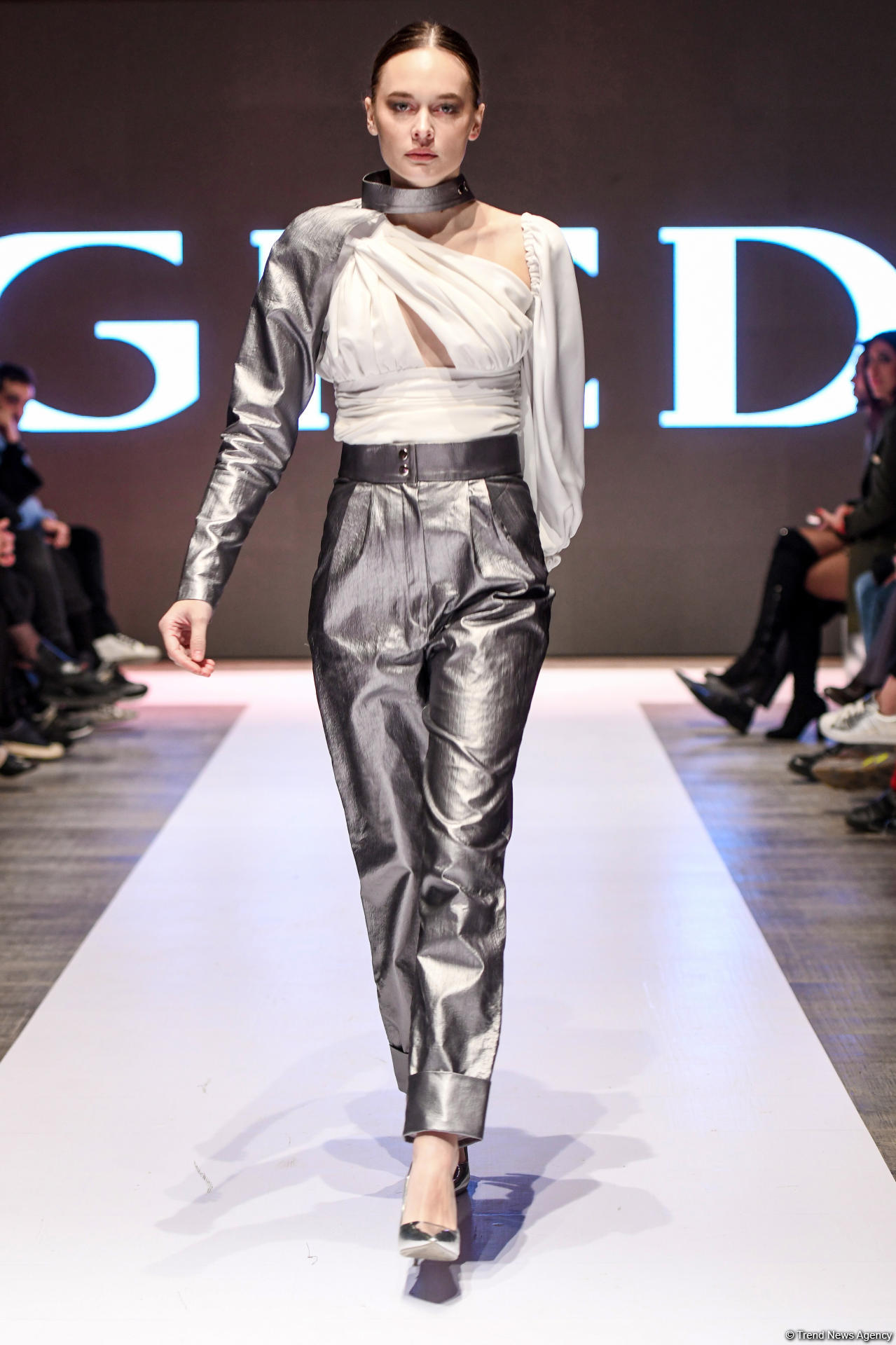 Королевская роскошь и богатые вечерние наряды  - второй день Azerbaijan Fashion Week (ФОТО)