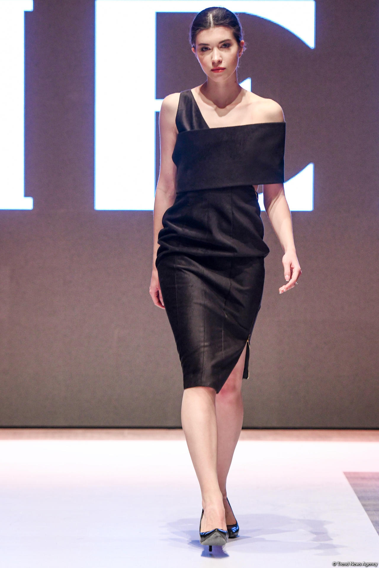 Королевская роскошь и богатые вечерние наряды  - второй день Azerbaijan Fashion Week (ФОТО)