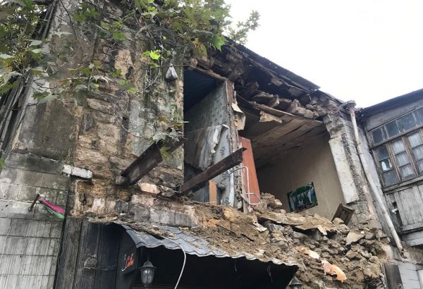 В центре Баку обрушилось двухэтажное здание (ФОТО)