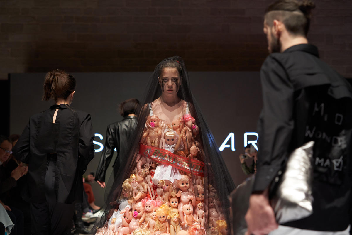 Azerbaijan Fashion Week – выход невесты в 40-кг платье с куклами, ранние браки и брутальность (ФОТО)