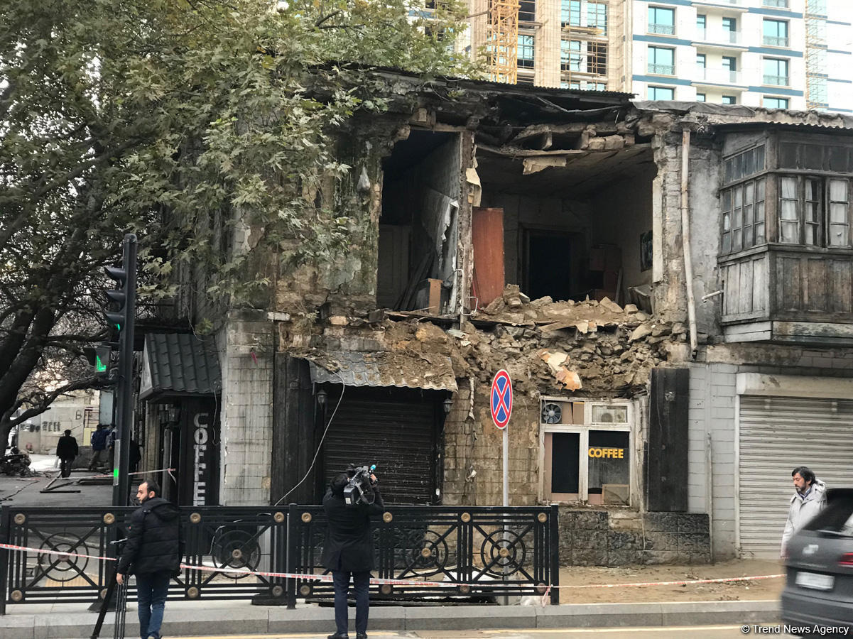 В центре Баку обрушилось двухэтажное здание (ФОТО)