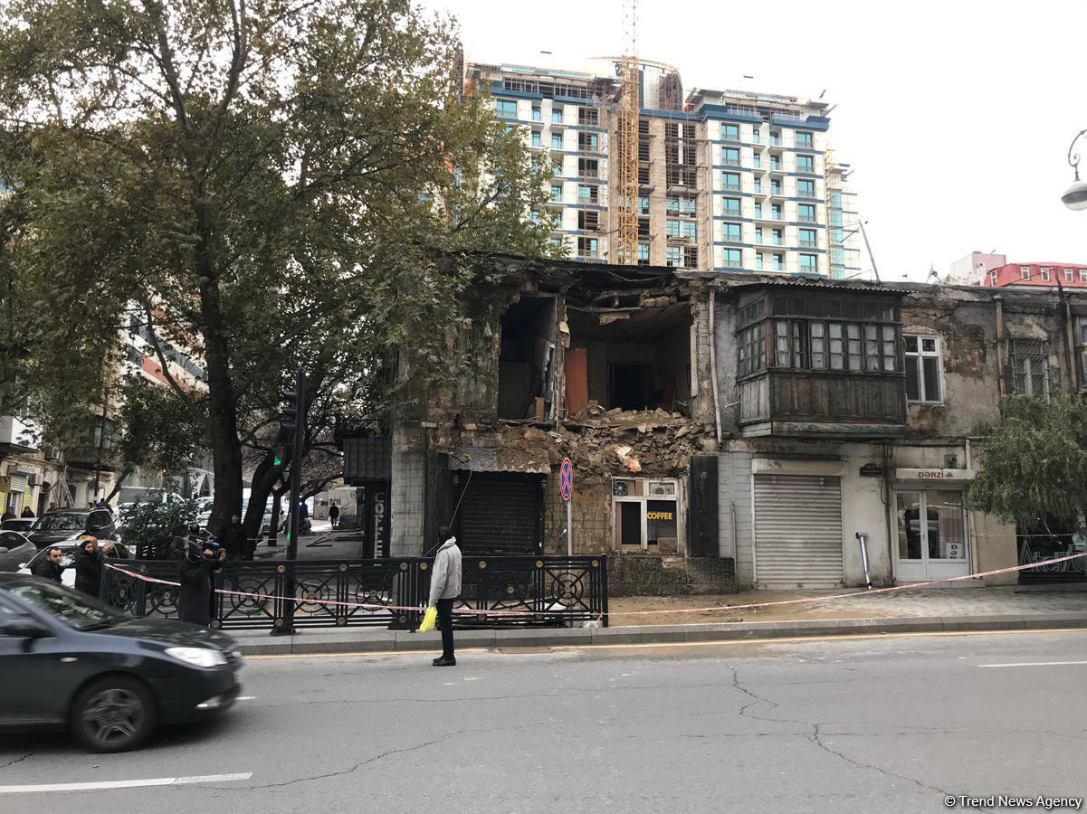 В центре Баку обрушилось двухэтажное здание (ФОТО)