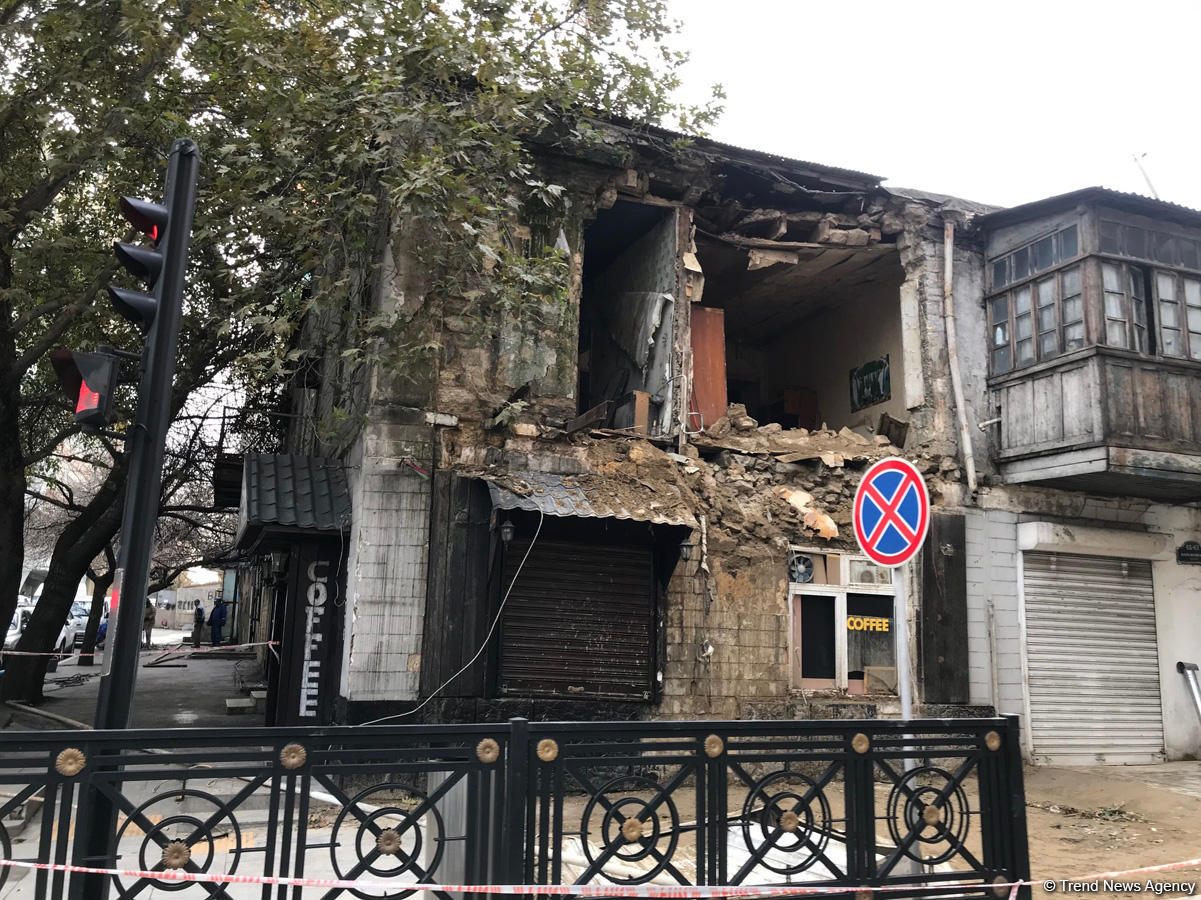 В центре Баку обрушилось двухэтажное здание (ФОТО)