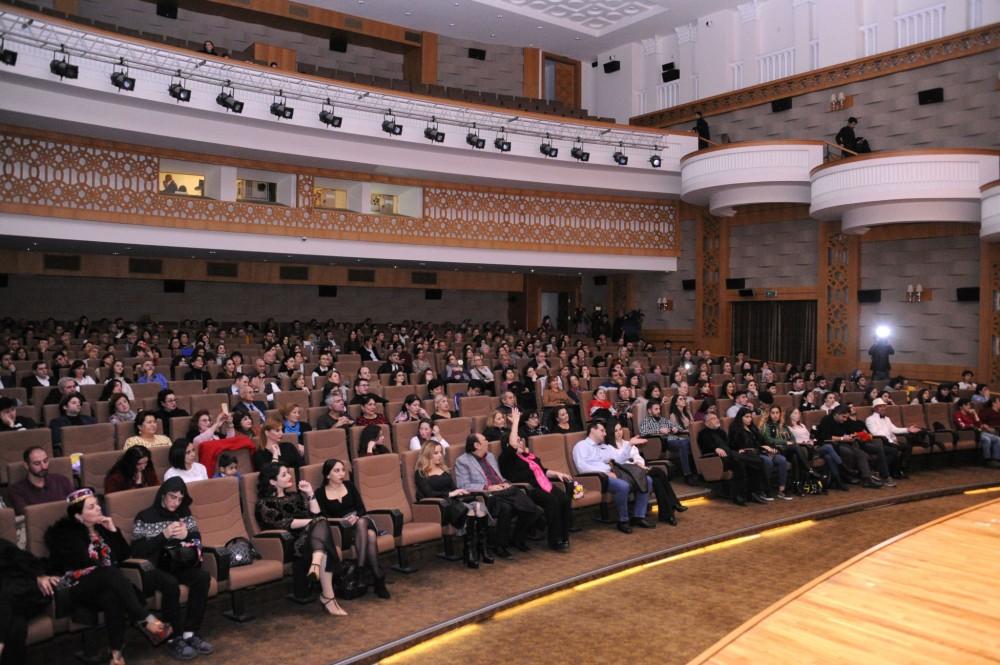 Путешествие в эпоху немого черно-белого кино. Чарли Чаплин рассмешил бакинцев (ФОТО)