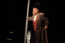 В Баку показали как бороться с невежеством и властью денег (ФОТО)