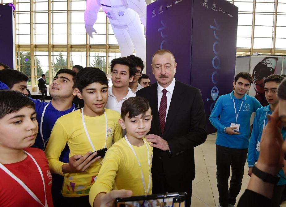 Президент Ильхам Алиев и Первая леди Мехрибан Алиева ознакомились с выставкой “Bakutel-2019” (ФОТО)