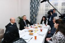 Президент Ильхам Алиев ознакомился с условиями в новом жилом доме для семей, пострадавших в результате землетрясения в Шамахинском районе (ФОТО) (версия 2)