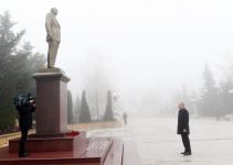 Президент Ильхам Алиев посетил памятник великому лидеру Гейдару Алиеву в городе Шамаха (ФОТО)