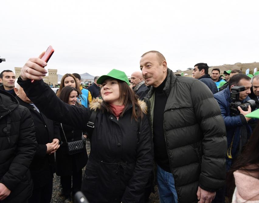Президент Азербайджана Ильхам Алиев и Первая леди Мехрибан Алиева приняли участие в акции по посадке деревьев в Шамахинском районе (ФОТО)