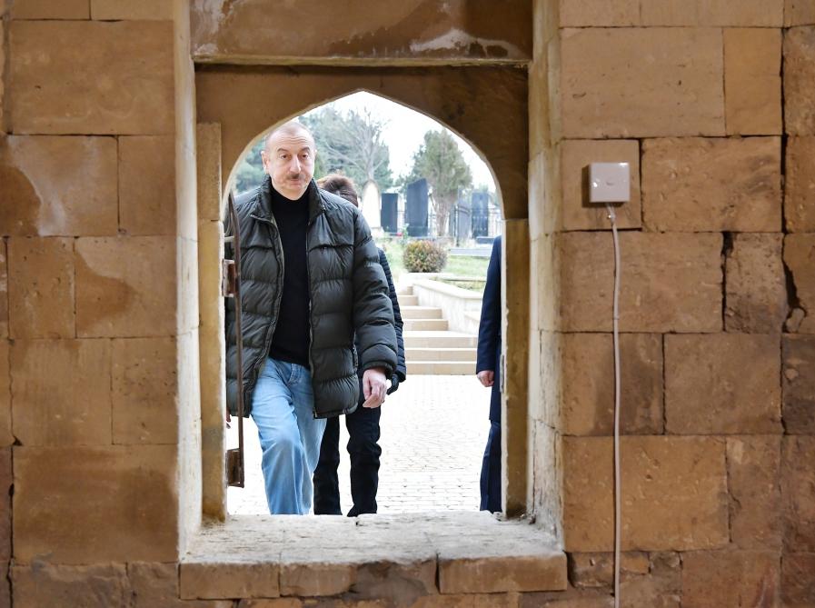 Президент Азербайджана Ильхам Алиев и Первая леди Мехрибан Алиева ознакомились с работами по благоустройству, проведенными вокруг усыпальницы Шаххандан в Шамахы (ФОТО)