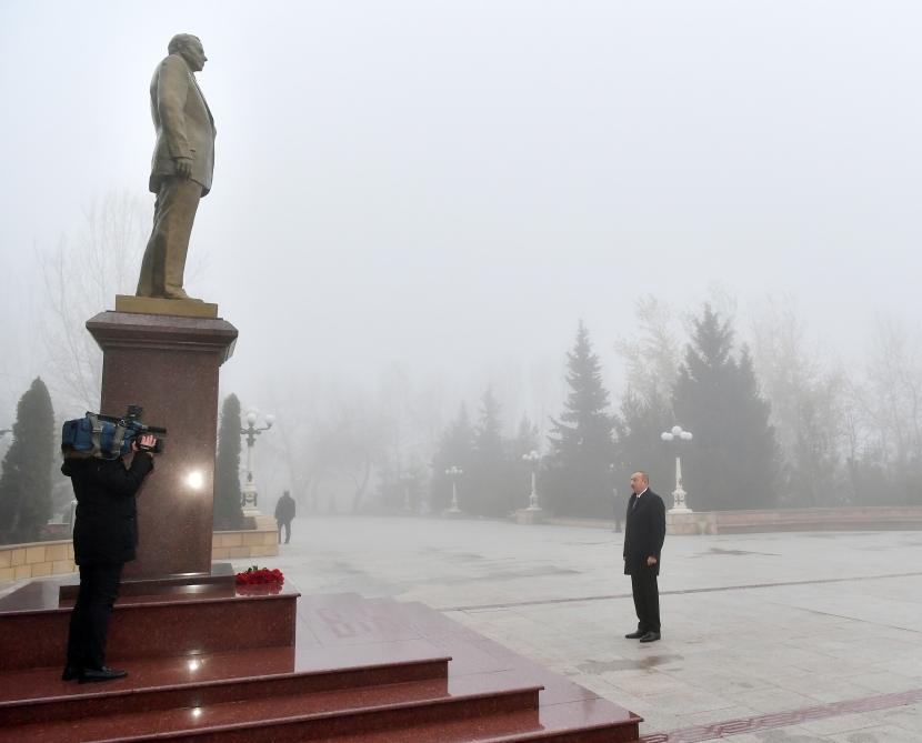 Президент Ильхам Алиев посетил памятник великому лидеру Гейдару Алиеву в городе Шамаха (ФОТО)