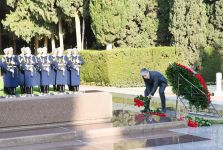 Президент Ильхам Алиев и Первая леди Мехрибан Алиева посетили могилу общенационального лидера Гейдара Алиева (ФОТО) (версия 3)