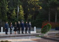 Президент Ильхам Алиев и Первая леди Мехрибан Алиева посетили могилу общенационального лидера Гейдара Алиева (ФОТО) (версия 3)