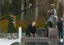 Президент Ильхам Алиев и Первая леди Мехрибан Алиева посетили могилу общенационального лидера Гейдара Алиева (ФОТО) (версия 3)