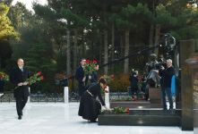 Президент Ильхам Алиев и Первая леди Мехрибан Алиева посетили могилу общенационального лидера Гейдара Алиева (ФОТО) (версия 3)