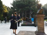 Президент Ильхам Алиев и Первая леди Мехрибан Алиева посетили могилу общенационального лидера Гейдара Алиева (ФОТО) (версия 3)