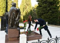 Президент Ильхам Алиев и Первая леди Мехрибан Алиева посетили могилу общенационального лидера Гейдара Алиева (ФОТО) (версия 3)