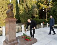 Президент Ильхам Алиев и Первая леди Мехрибан Алиева посетили могилу общенационального лидера Гейдара Алиева (ФОТО) (версия 3)