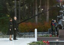 Президент Ильхам Алиев и Первая леди Мехрибан Алиева посетили могилу общенационального лидера Гейдара Алиева (ФОТО) (версия 3)