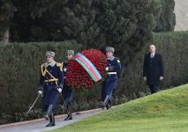 Президент Ильхам Алиев и Первая леди Мехрибан Алиева посетили могилу общенационального лидера Гейдара Алиева (ФОТО) (версия 3)