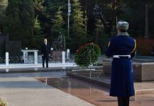 Президент Ильхам Алиев и Первая леди Мехрибан Алиева посетили могилу общенационального лидера Гейдара Алиева (ФОТО) (версия 3)