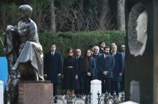 Президент Ильхам Алиев и Первая леди Мехрибан Алиева посетили могилу общенационального лидера Гейдара Алиева (ФОТО) (версия 3)