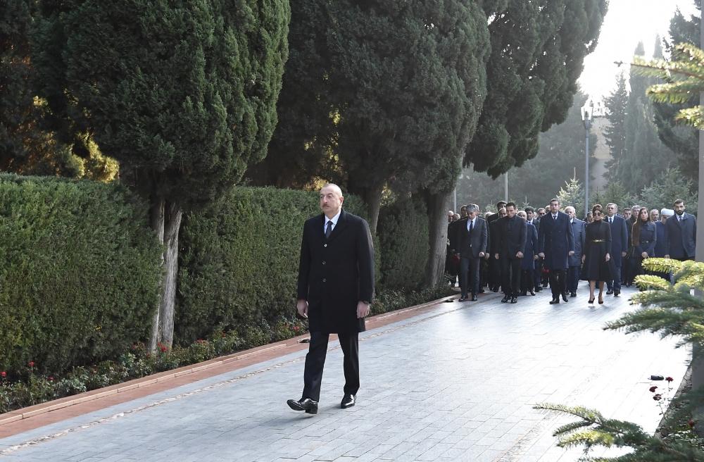 Президент Ильхам Алиев и Первая леди Мехрибан Алиева посетили могилу общенационального лидера Гейдара Алиева (ФОТО) (версия 3)