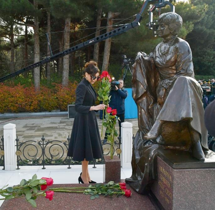 Президент Ильхам Алиев и Первая леди Мехрибан Алиева посетили могилу общенационального лидера Гейдара Алиева (ФОТО) (версия 3)