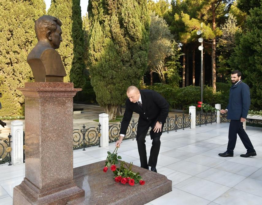 Президент Ильхам Алиев и Первая леди Мехрибан Алиева посетили могилу общенационального лидера Гейдара Алиева (ФОТО) (версия 3)