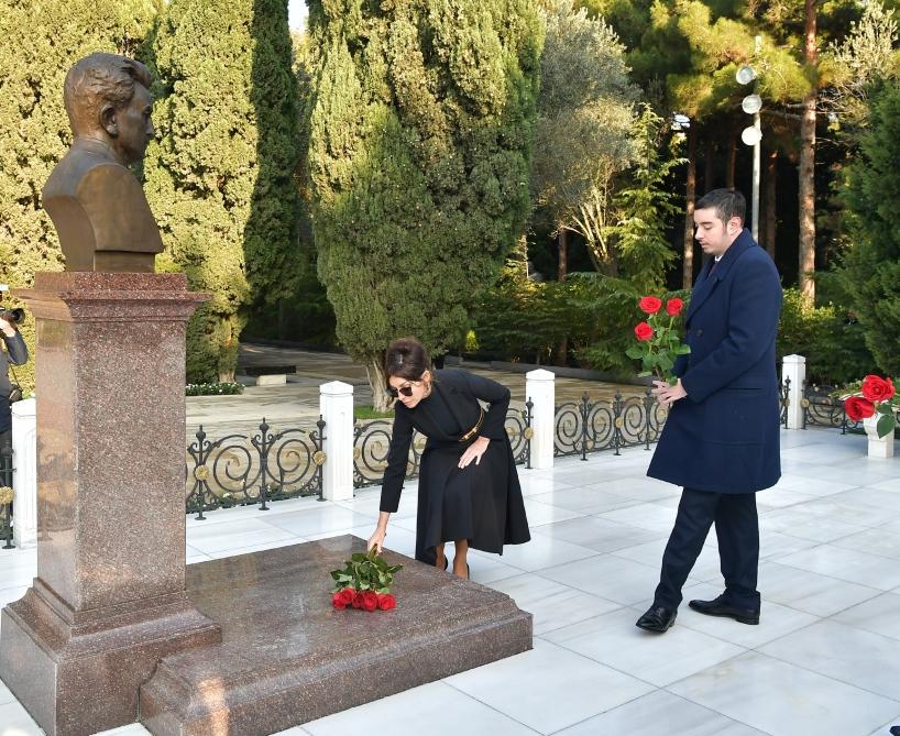 Президент Ильхам Алиев и Первая леди Мехрибан Алиева посетили могилу общенационального лидера Гейдара Алиева (ФОТО) (версия 3)