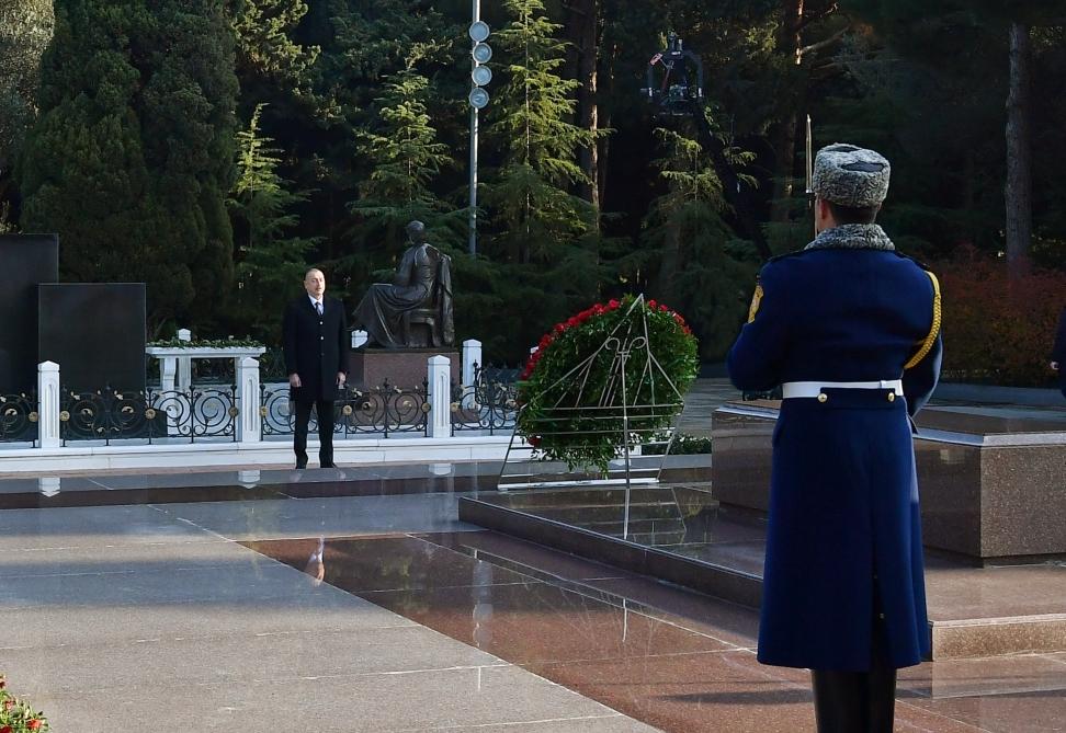 Президент Ильхам Алиев и Первая леди Мехрибан Алиева посетили могилу общенационального лидера Гейдара Алиева (ФОТО) (версия 3)
