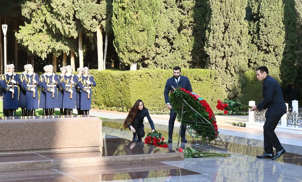 Президент Ильхам Алиев и Первая леди Мехрибан Алиева посетили могилу общенационального лидера Гейдара Алиева (ФОТО) (версия 3)