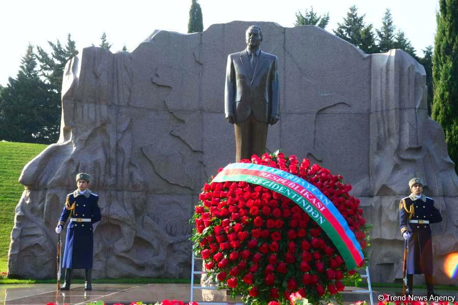 Общественность Азербайджана чтит память  великого лидера Гейдара Алиева (ФОТО)
