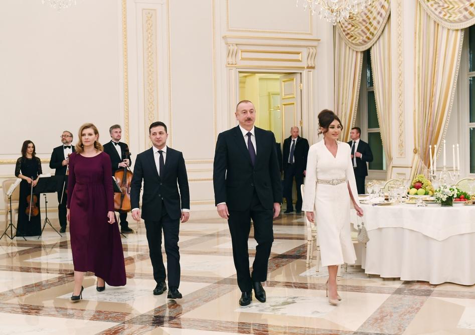 От имени Президента Ильхама Алиева был дан официальный прием в честь Президента Украины Владимира Зеленского (ФОТО)
