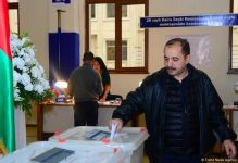 Azerbaijani citizens voting in municipal elections (PHOTO)