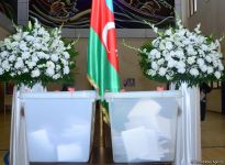 Azerbaijani citizens voting in municipal elections (PHOTO)