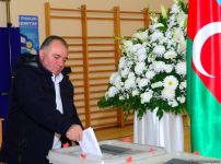 Azerbaijani citizens voting in municipal elections (PHOTO)
