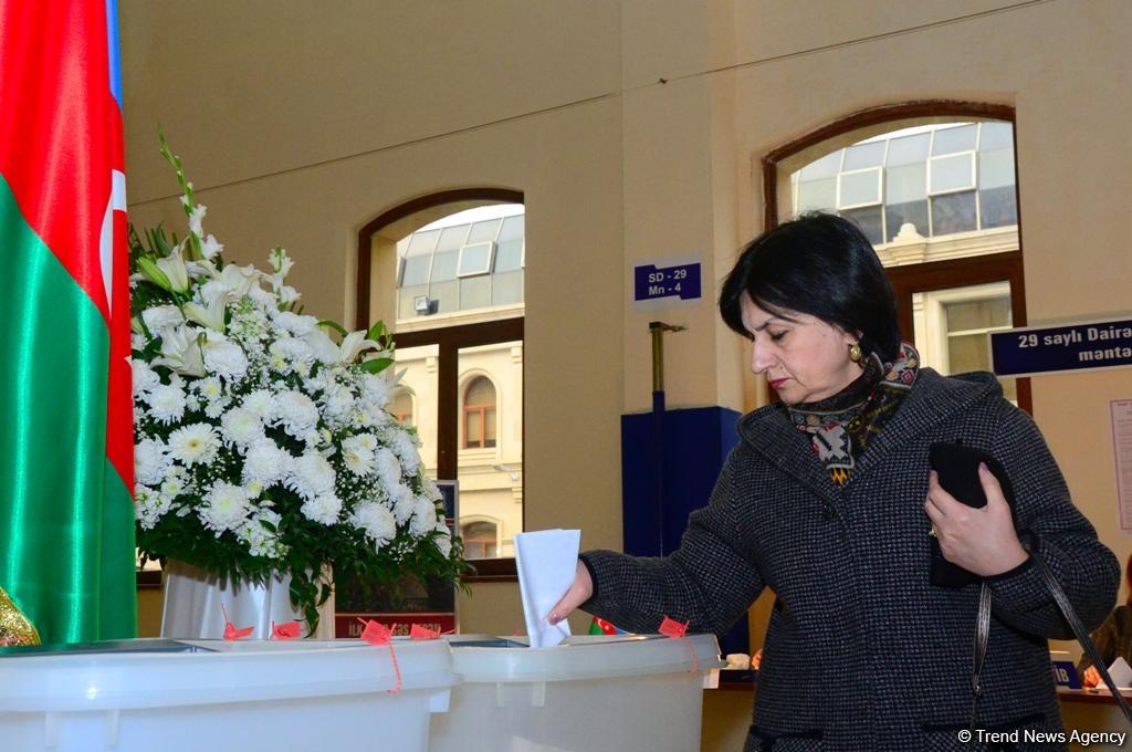 Azerbaijani citizens voting in municipal elections (PHOTO)