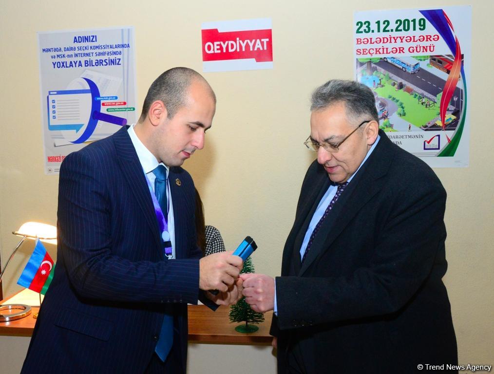 Azerbaijani citizens voting in municipal elections (PHOTO)