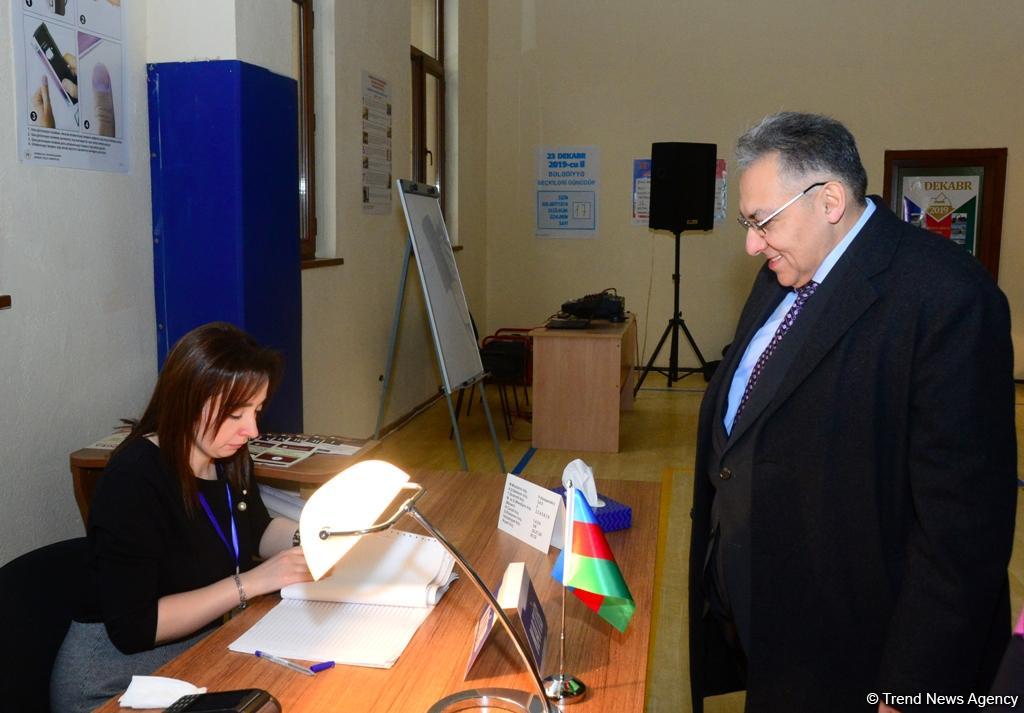 Azerbaijani citizens voting in municipal elections (PHOTO)