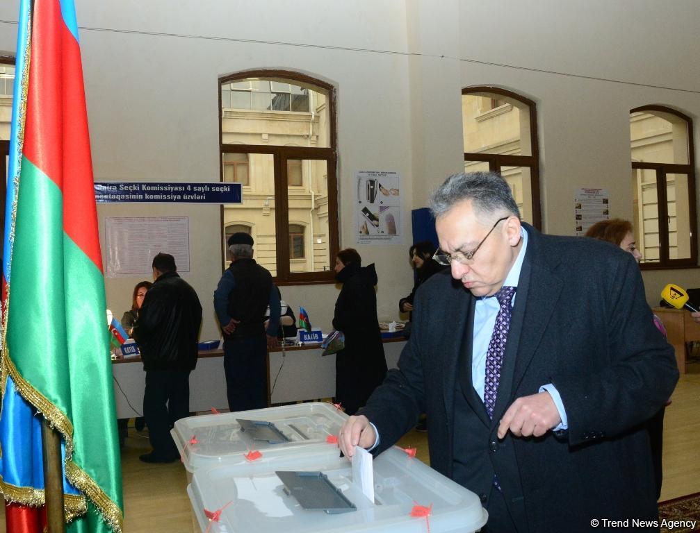 Azerbaijani citizens voting in municipal elections (PHOTO)
