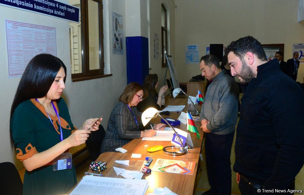 Azerbaijani citizens voting in municipal elections (PHOTO)