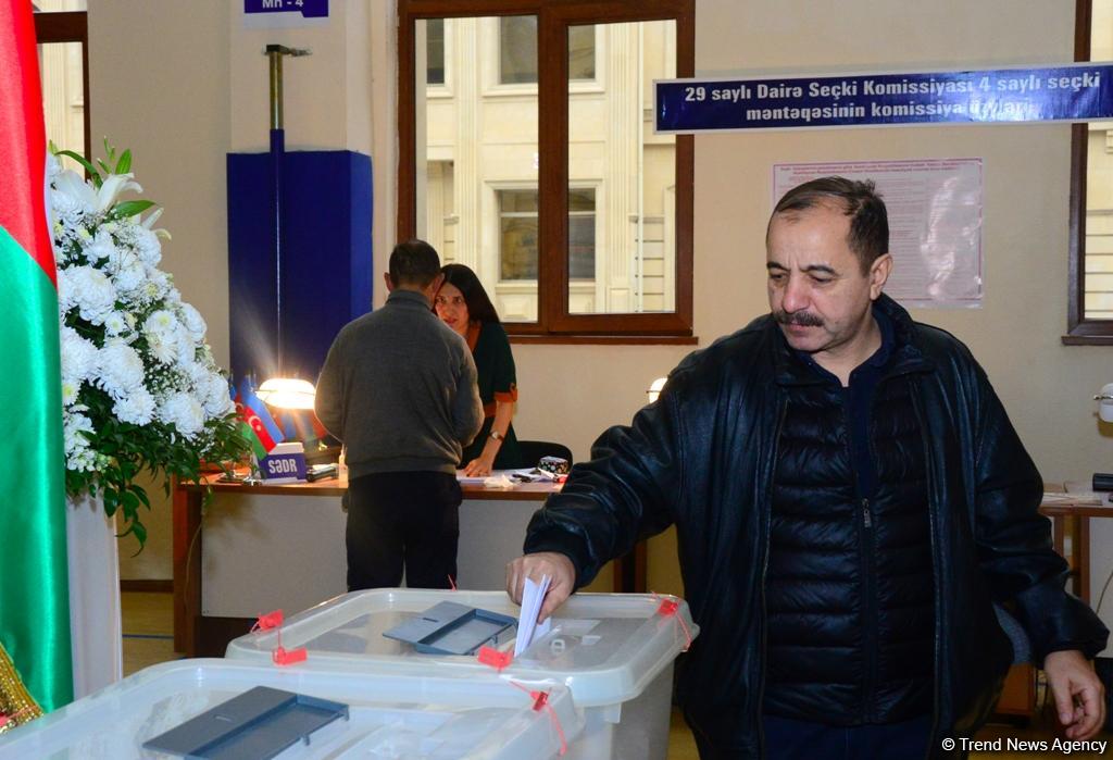 Azerbaijani citizens voting in municipal elections (PHOTO)
