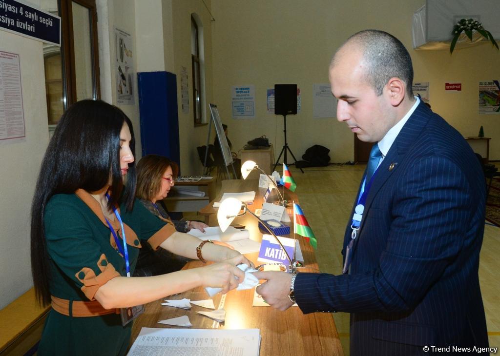 Azerbaijani citizens voting in municipal elections (PHOTO)