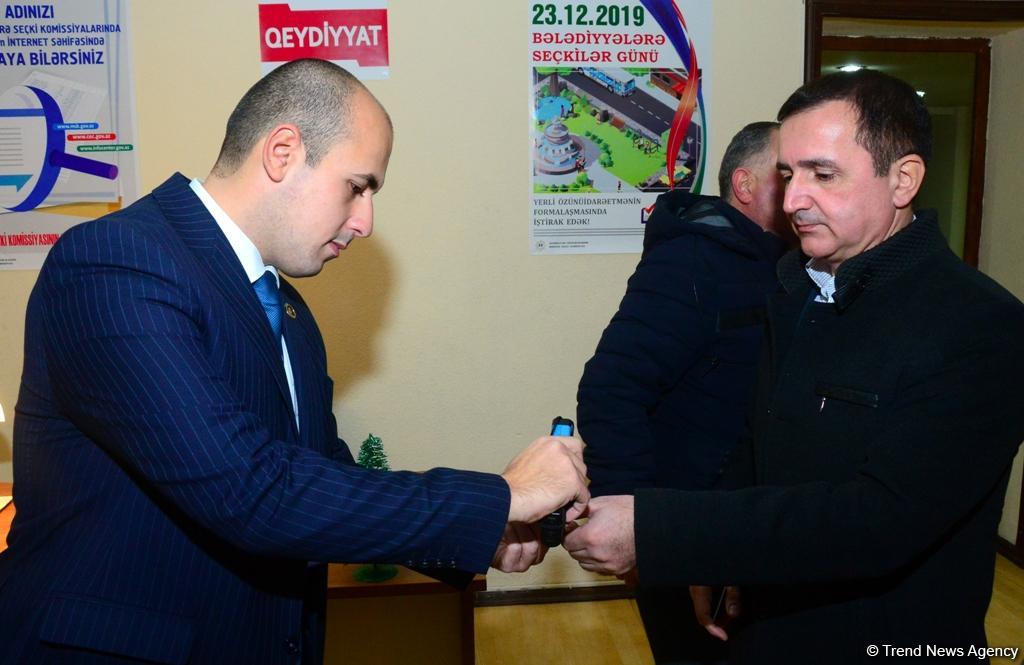 Azerbaijani citizens voting in municipal elections (PHOTO)