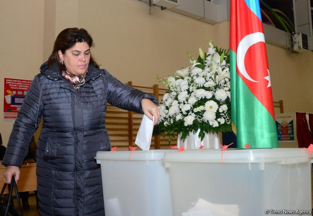 Azerbaijani citizens voting in municipal elections (PHOTO)