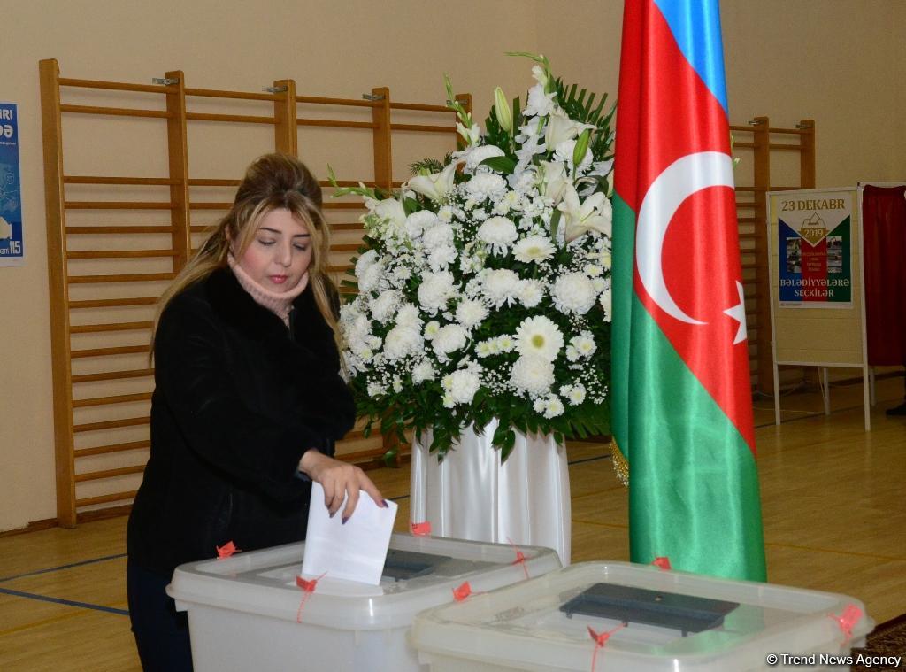 Azerbaijani citizens voting in municipal elections (PHOTO)