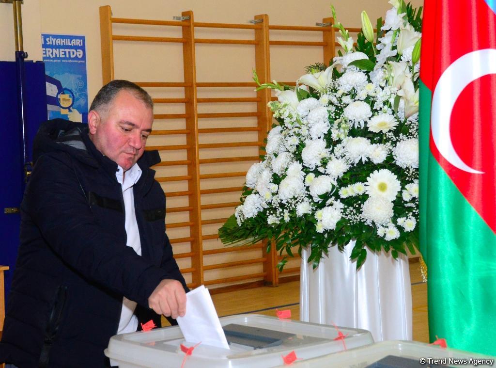 Azerbaijani citizens voting in municipal elections (PHOTO)