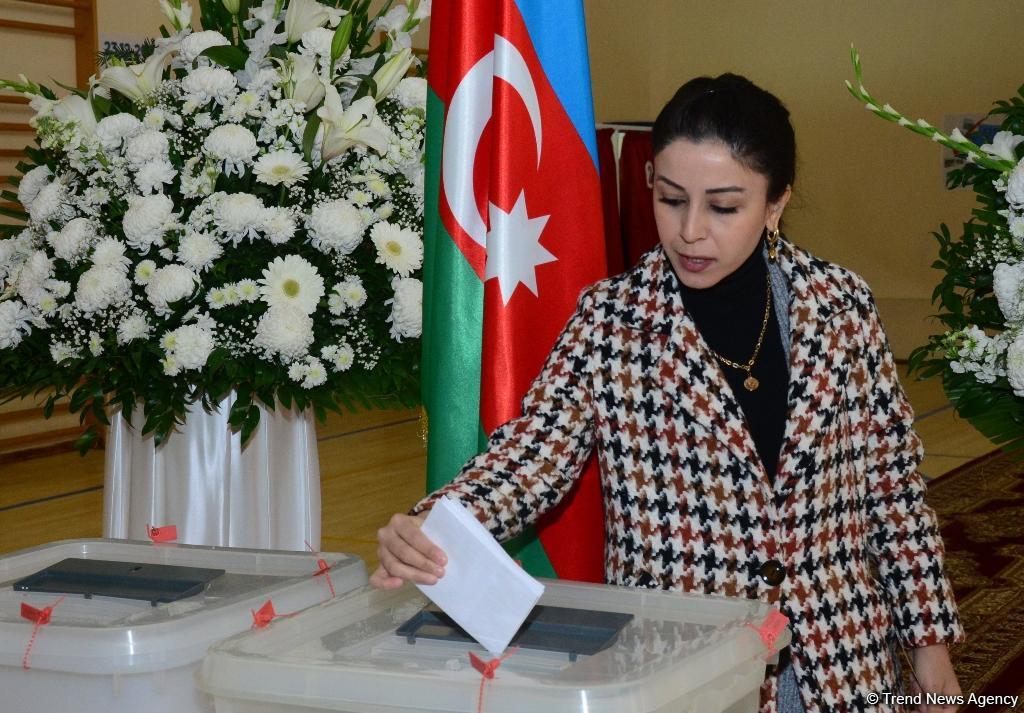 Azerbaijani citizens voting in municipal elections (PHOTO)