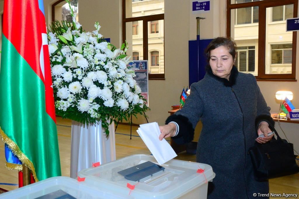 Azerbaijani citizens voting in municipal elections (PHOTO)